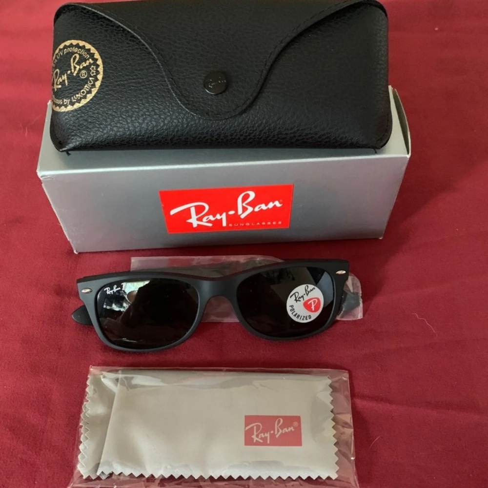 Ray-Ban Wayfarer’s with black frame and green lens